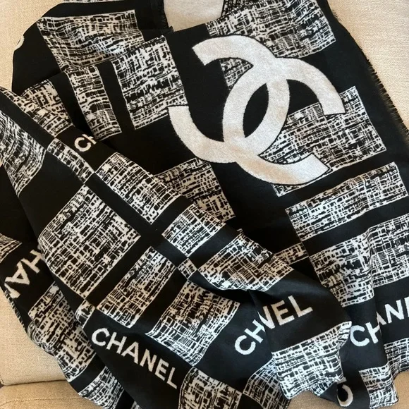 CHANEL Cosmetic Scarf - Picture 5 of 5